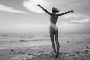 Foto in bianco e nero di modella Alena Mayuk in spiaggia in Toscana, fotografo Rigon